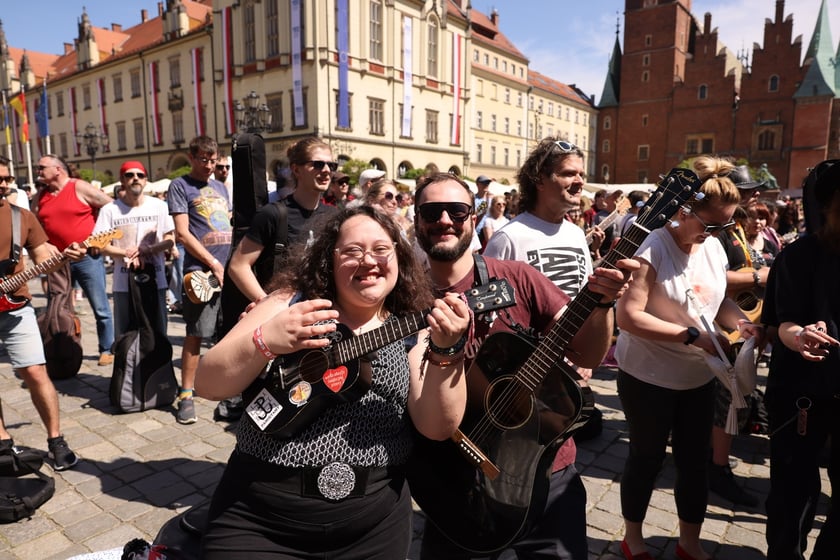 Gitarzyści na wrocławskim rynku. Gitarowy Rekord Świata 2024