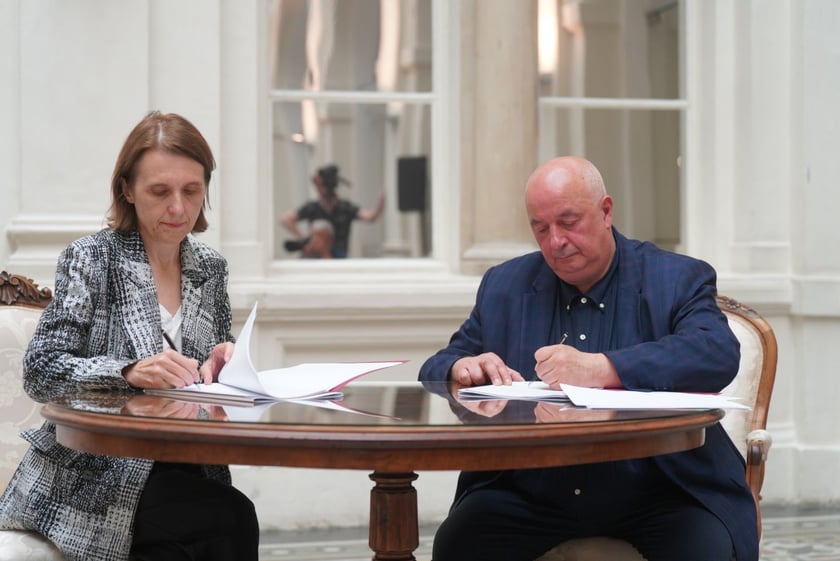 Minister kultury i dziedzictwa narodowego Hanna Wr&oacute;blewska oraz dyrektor Muzeum Narodowego podpisują dokumenty przekazania rzeźby
