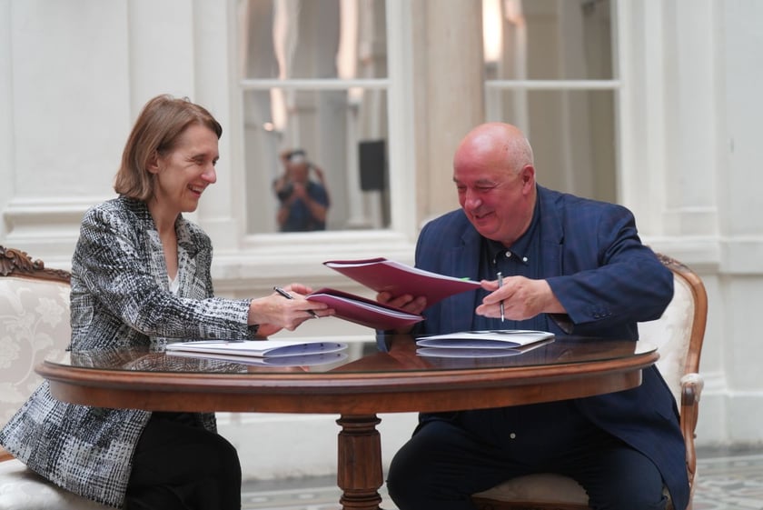 Minister kultury i dziedzictwa narodowego Hanna Wr&oacute;blewska oraz dyrektor Muzeum Narodowego podpisują dokumenty przekazania rzeźby