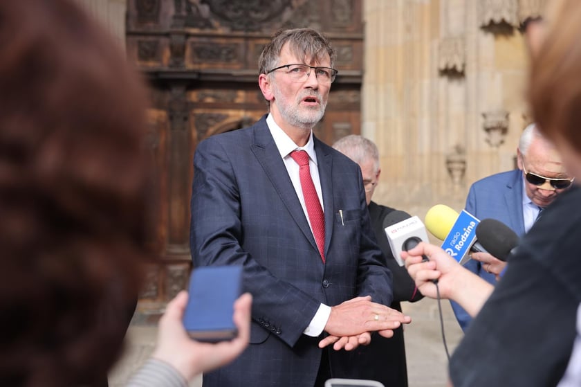 Uczestnicy konferencji prasowej dotyczącej remontu organów we wrocławskiej katedrze.