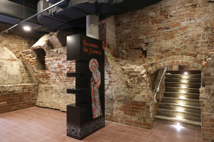 Podziemia Domu Notre Dame na Ostrowie Tumskim &ndash; sala, w kt&oacute;rej jest wyświetlany film o św. Jadwidze i historii zamku
