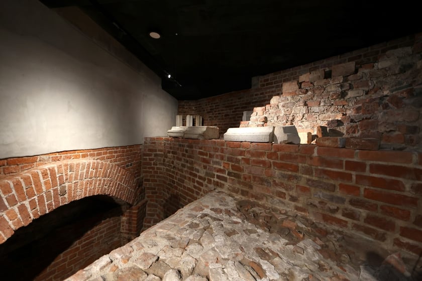 Podziemia Domu Notre Dame na Ostrowie Tumskim &ndash; skośna ściana po prawej to fundament ośmiobocznej auli z pałacu Henryka Probusa,&nbsp;