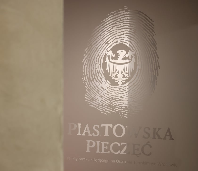 Podziemia Domu Notre Dame na Ostrowie Tumskim, tu obejrzymy relikty średniowiecznego zamku &ndash; logo trasy do zwiedzania &bdquo;Piastowska Pieczęć&rdquo;&nbsp;