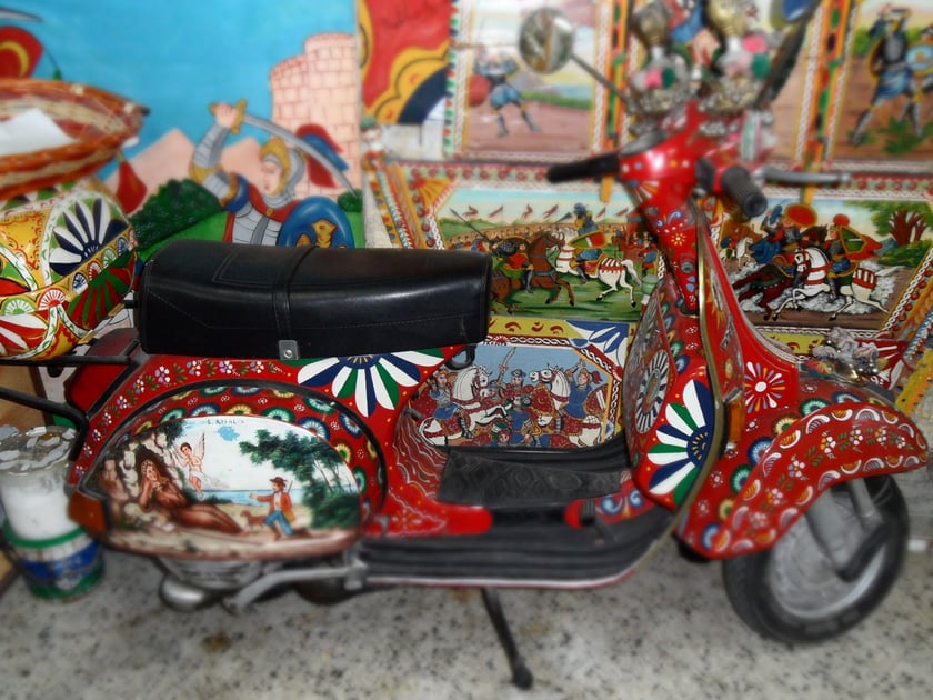 Ozdobiona sycylijskimi wzorami Vespa (wśr&oacute;d motyw&oacute;w widoczna św. Rozalia, patronka Palermo w jaskini)&nbsp;