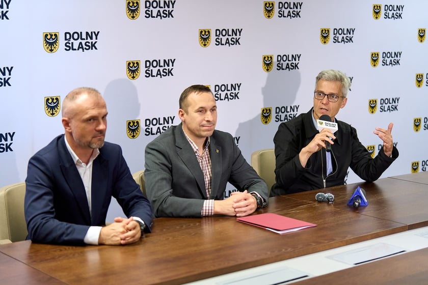 Jarosław Rabczenko, wicemarszałek wojew&oacute;dztwa dolnośląskiego, Paweł Gancarz, marszałek wojew&oacute;dztwa dolnośląskiego i dyrektor Michał Zadara&nbsp;