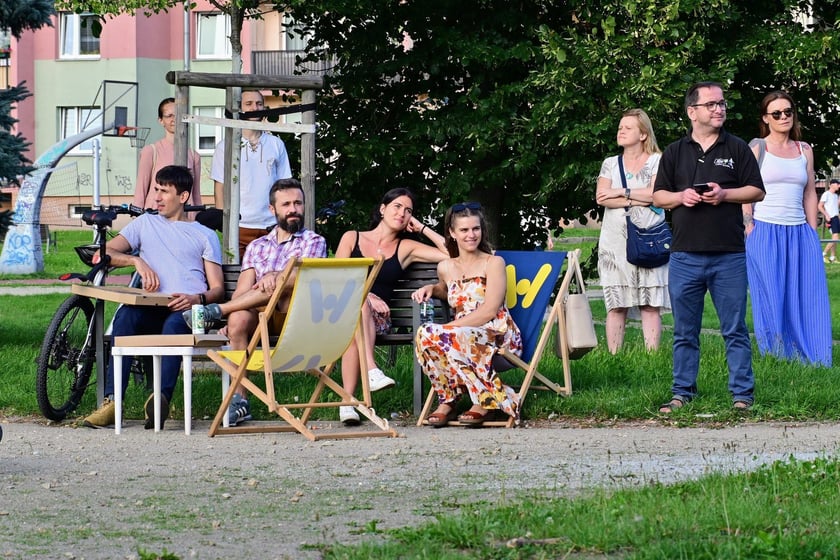 Pierwszy koncert z cyklu "Muzyka w podwórku" zabrzmiał na Gaju w tak zwanym parku słonecznym. Śpiewał Tomasz Krajewski przy akompaniamencie Dominika Mąkosy i Tarasa Bakovskyia