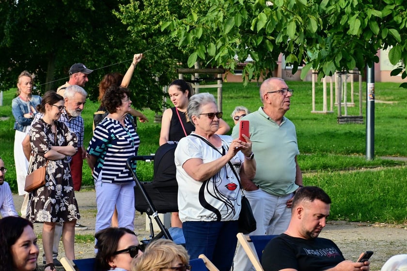 Pierwszy koncert z cyklu "Muzyka w podwórku" zabrzmiał na Gaju w tak zwanym parku słonecznym. Śpiewał Tomasz Krajewski przy akompaniamencie Dominika Mąkosy i Tarasa Bakovskyia