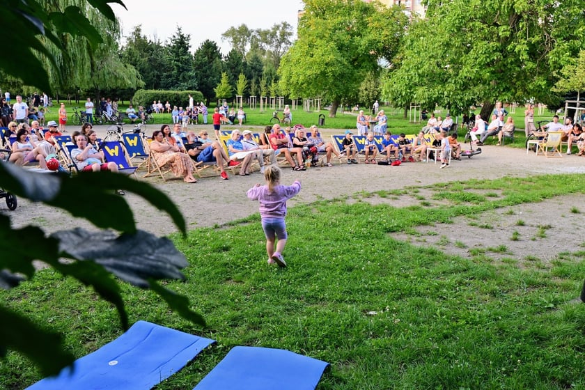 Pierwszy koncert z cyklu "Muzyka w podwórku" zabrzmiał na Gaju w tak zwanym parku słonecznym. Śpiewał Tomasz Krajewski przy akompaniamencie Dominika Mąkosy i Tarasa Bakovskyia