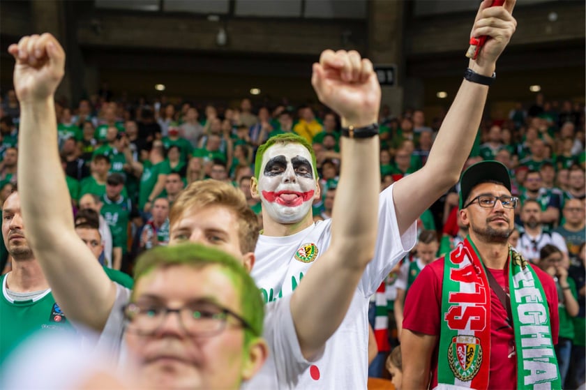Kibice Śląska Wrocław bawią się w Hali stulecia z okazji mistrzostwa klubu