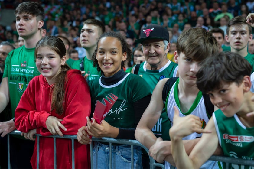 Kibice Śląska Wrocław bawią się w Hali stulecia z okazji mistrzostwa klubu