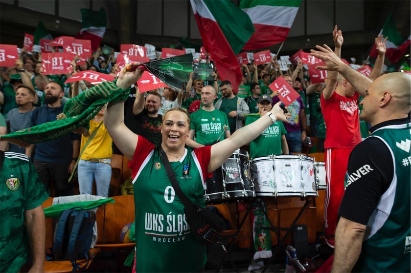 Kibice Śląska Wrocław bawią się w Hali stulecia z okazji mistrzostwa klubu