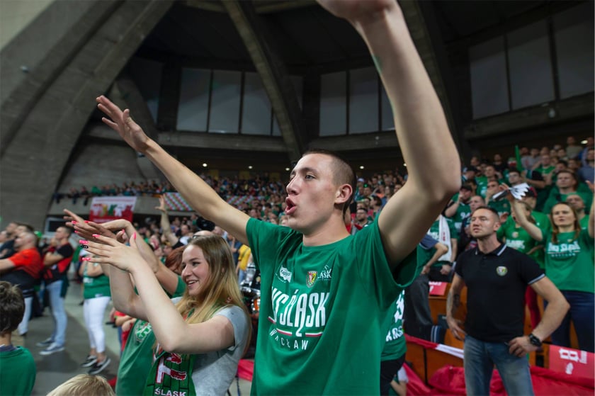 Kibice Śląska Wrocław bawią się w Hali stulecia z okazji mistrzostwa klubu