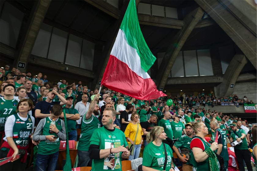 Kibice Śląska Wrocław bawią się w Hali stulecia z okazji mistrzostwa klubu