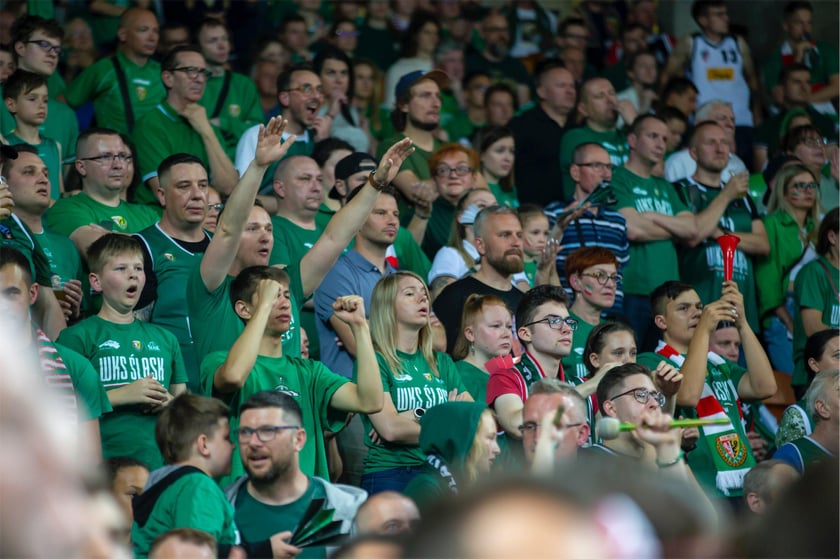 Kibice Śląska Wrocław bawią się w Hali stulecia z okazji mistrzostwa klubu