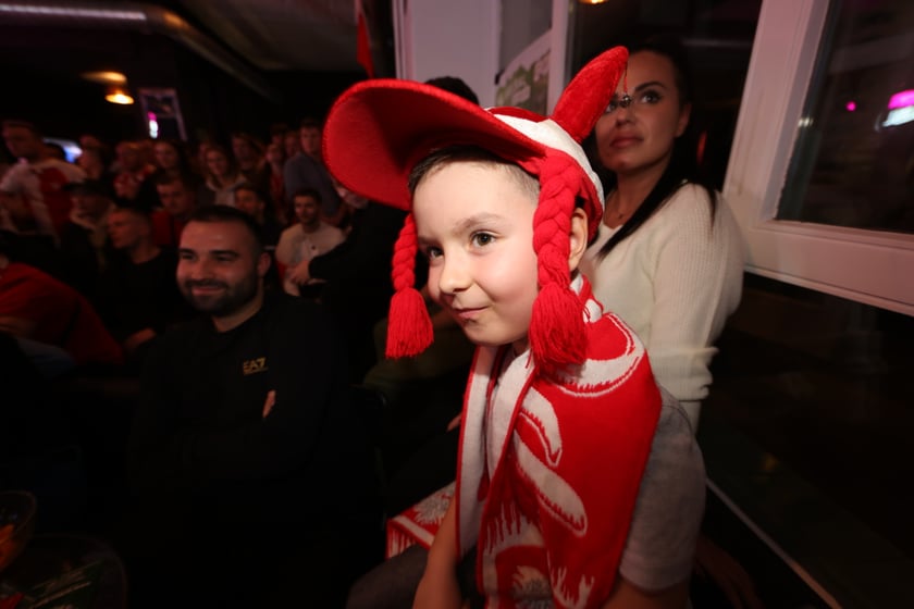 Kibice w Pubie Sportowym Wembley oglądają mecz Polska-Argentyna