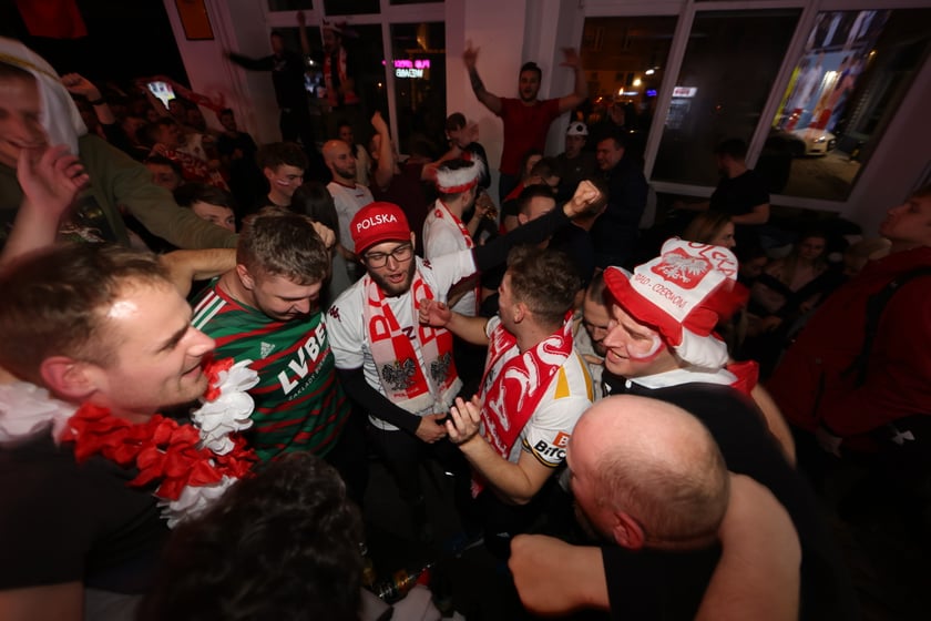 Kibice w Pubie Sportowym Wembley oglądają mecz Polska-Argentyna