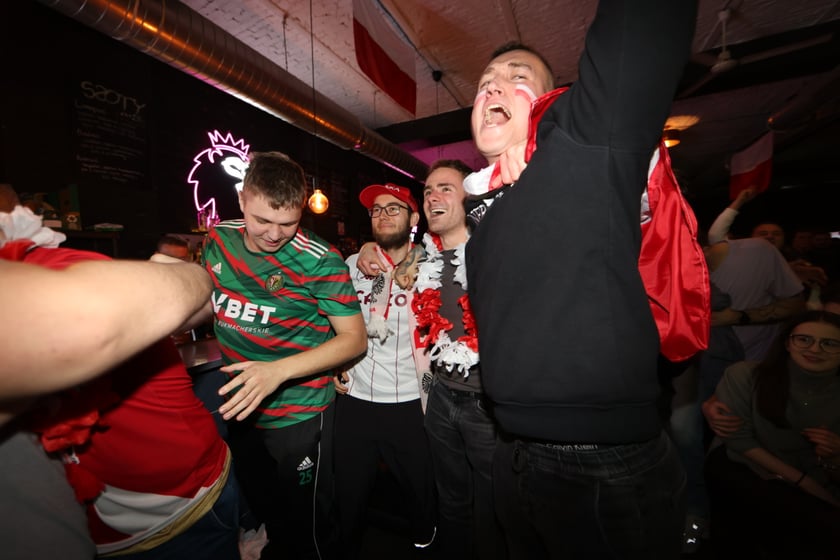 Kibice w Pubie Sportowym Wembley oglądają mecz Polska-Argentyna