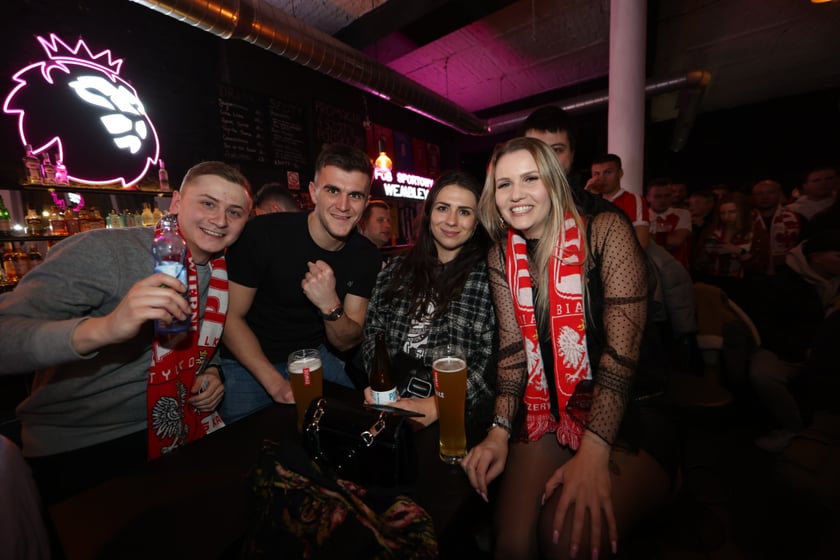 Kibice w Pubie Sportowym Wembley oglądają mecz Polska-Argentyna