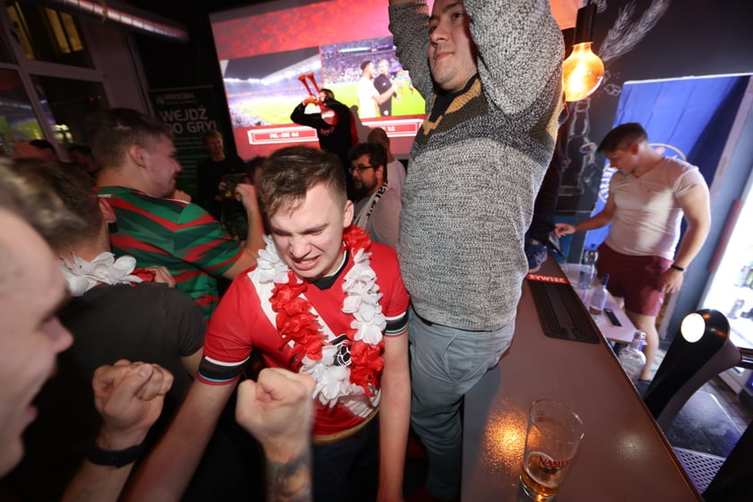 Kibice w Pubie Sportowym Wembley oglądają mecz Polska-Argentyna