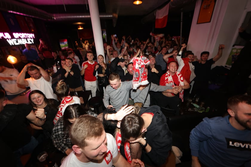 Kibice w Pubie Sportowym Wembley oglądają mecz Polska-Argentyna