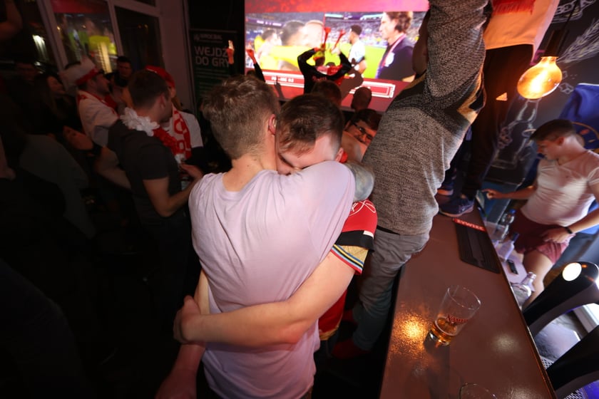 Kibice w Pubie Sportowym Wembley oglądają mecz Polska-Argentyna