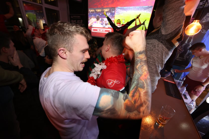 Kibice w Pubie Sportowym Wembley oglądają mecz Polska-Argentyna