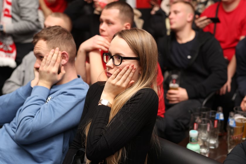 Kibice w Pubie Sportowym Wembley oglądają mecz Polska-Argentyna