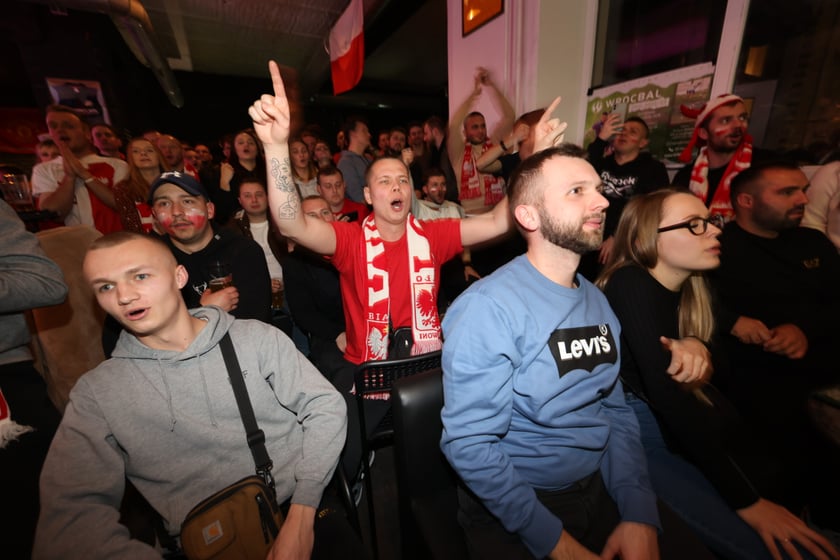 Kibice w Pubie Sportowym Wembley oglądają mecz Polska-Argentyna