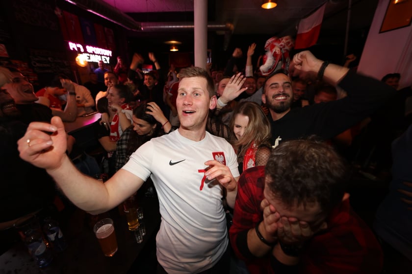 Kibice w Pubie Sportowym Wembley oglądają mecz Polska-Argentyna