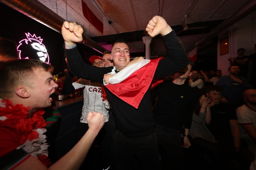 Kibice w Pubie Sportowym Wembley oglądają mecz Polska-Argentyna