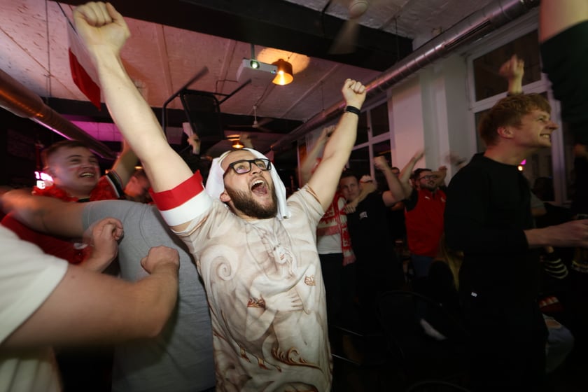 Kibice w Pubie Sportowym Wembley oglądają mecz Polska-Argentyna