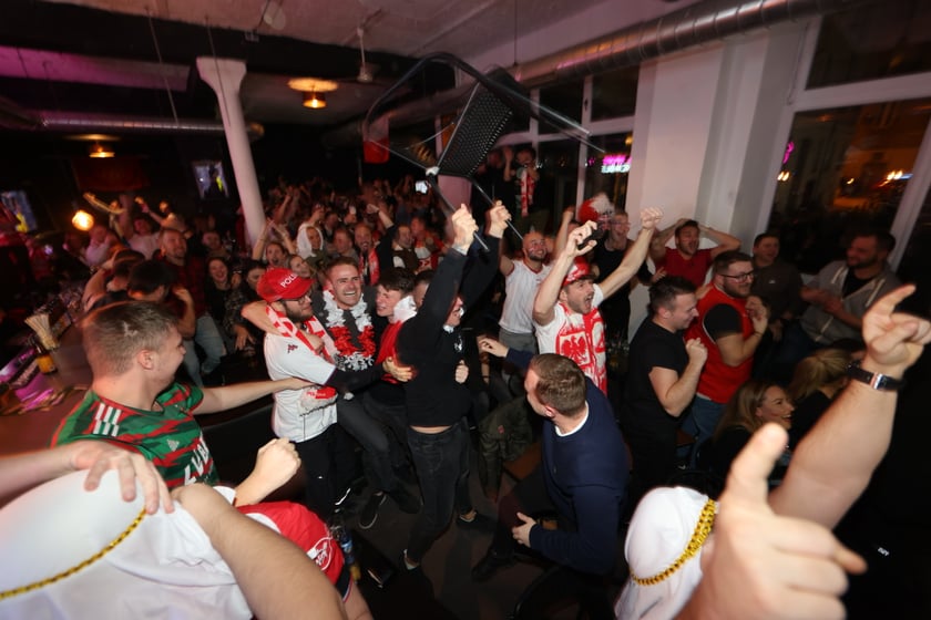 Kibice w Pubie Sportowym Wembley oglądają mecz Polska-Argentyna