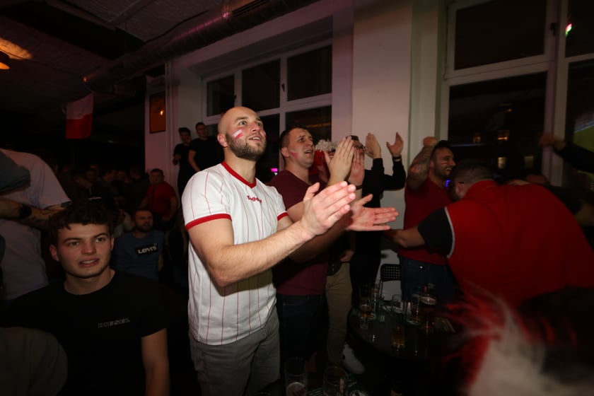 Kibice w Pubie Sportowym Wembley oglądają mecz Polska-Argentyna