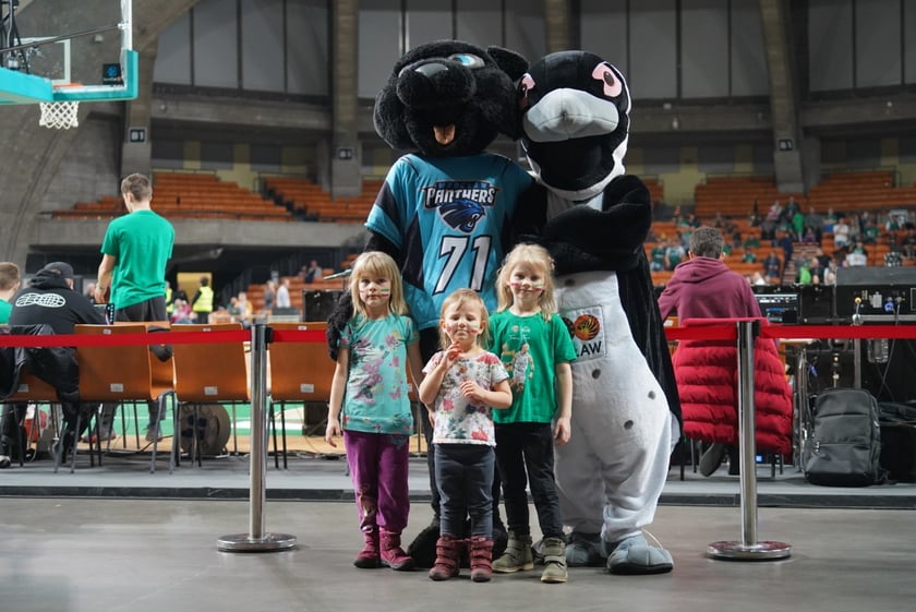 Ale emocje! Wrocławscy kibice nie mają sobie równych! Dużo zdjęć z koszykarskiego święta w Hali Stulecia
