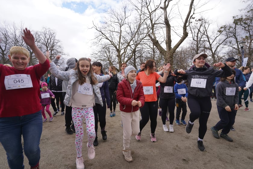 Uczestnicy ?Urodzinowego, charytatywnego biegu i marszu nordic walking dla Lenki? w parku Południowym