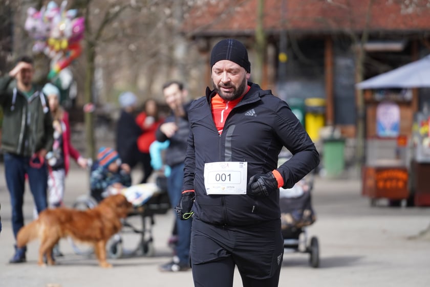 Uczestnicy ?Urodzinowego, charytatywnego biegu i marszu nordic walking dla Lenki? w parku Południowym
