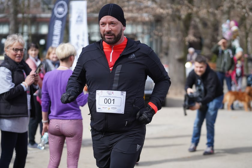 Uczestnicy ?Urodzinowego, charytatywnego biegu i marszu nordic walking dla Lenki? w parku Południowym