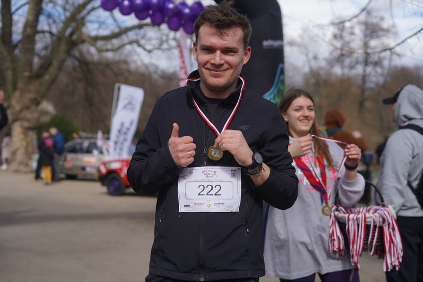 Uczestnicy ?Urodzinowego, charytatywnego biegu i marszu nordic walking dla Lenki? w parku Południowym