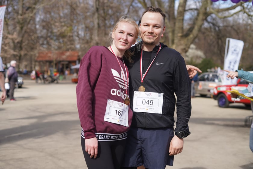 Uczestnicy ?Urodzinowego, charytatywnego biegu i marszu nordic walking dla Lenki? w parku Południowym