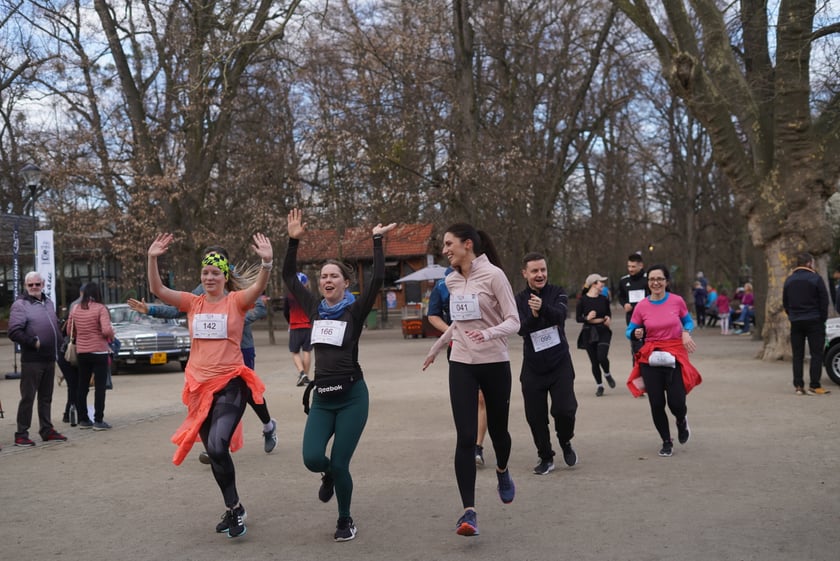 Uczestnicy ?Urodzinowego, charytatywnego biegu i marszu nordic walking dla Lenki? w parku Południowym