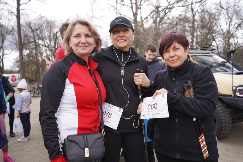 Uczestnicy ?Urodzinowego, charytatywnego biegu i marszu nordic walking dla Lenki? w parku Południowym