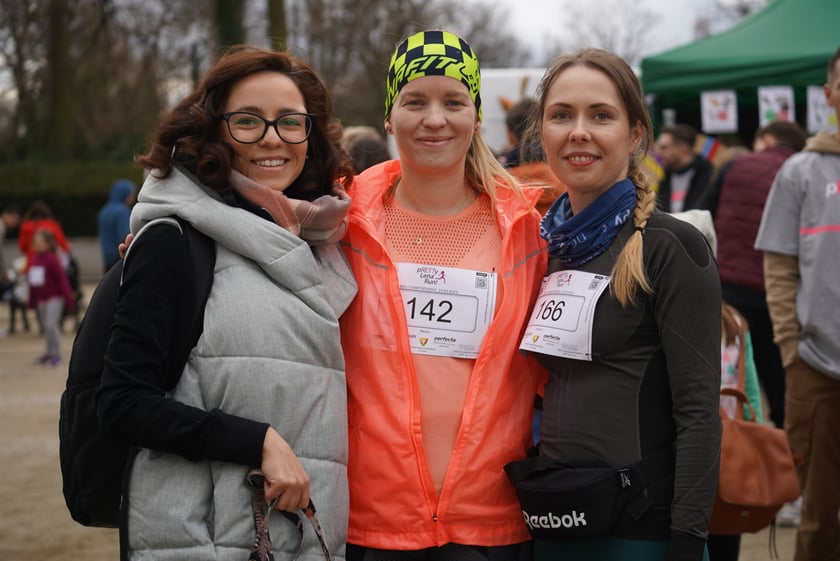 Uczestnicy ?Urodzinowego, charytatywnego biegu i marszu nordic walking dla Lenki? w parku Południowym