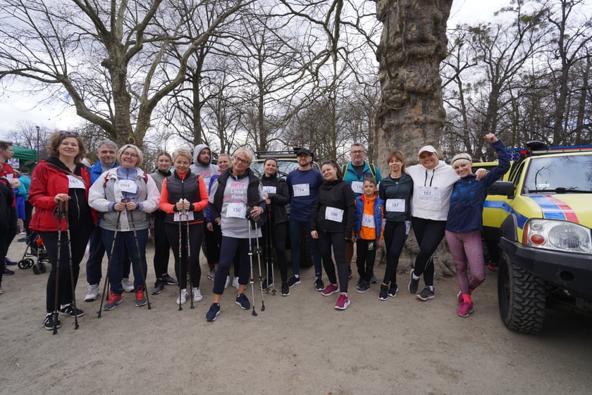 Uczestnicy ?Urodzinowego, charytatywnego biegu i marszu nordic walking dla Lenki? w parku Południowym