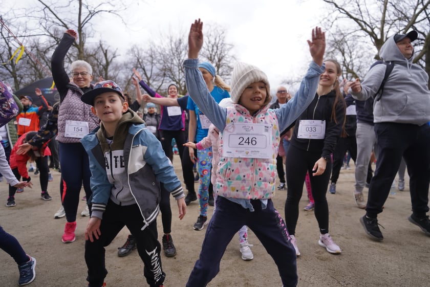 Uczestnicy ?Urodzinowego, charytatywnego biegu i marszu nordic walking dla Lenki? w parku Południowym