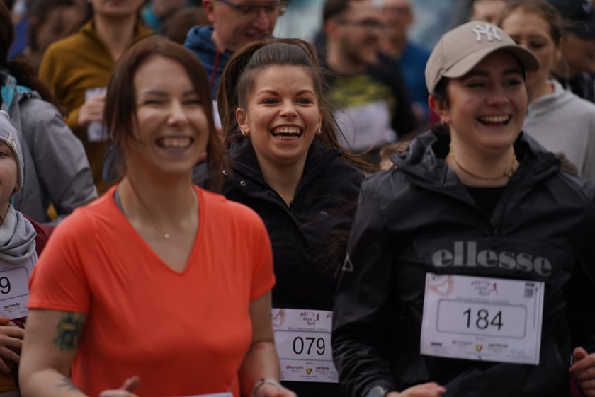 Uczestnicy ?Urodzinowego, charytatywnego biegu i marszu nordic walking dla Lenki? w parku Południowym