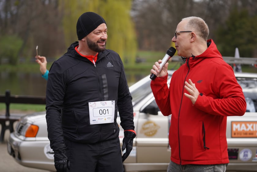 Uczestnicy ?Urodzinowego, charytatywnego biegu i marszu nordic walking dla Lenki? w parku Południowym