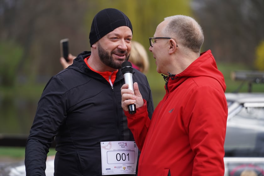 Uczestnicy ?Urodzinowego, charytatywnego biegu i marszu nordic walking dla Lenki? w parku Południowym