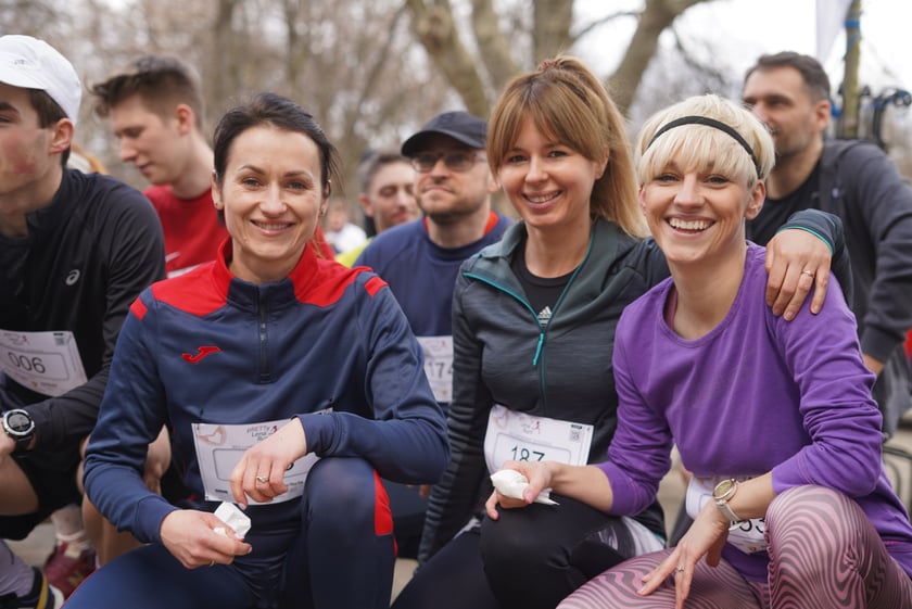 Uczestnicy ?Urodzinowego, charytatywnego biegu i marszu nordic walking dla Lenki? w parku Południowym