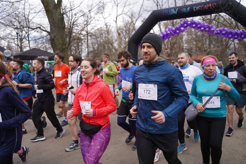 Uczestnicy ?Urodzinowego, charytatywnego biegu i marszu nordic walking dla Lenki? w parku Południowym