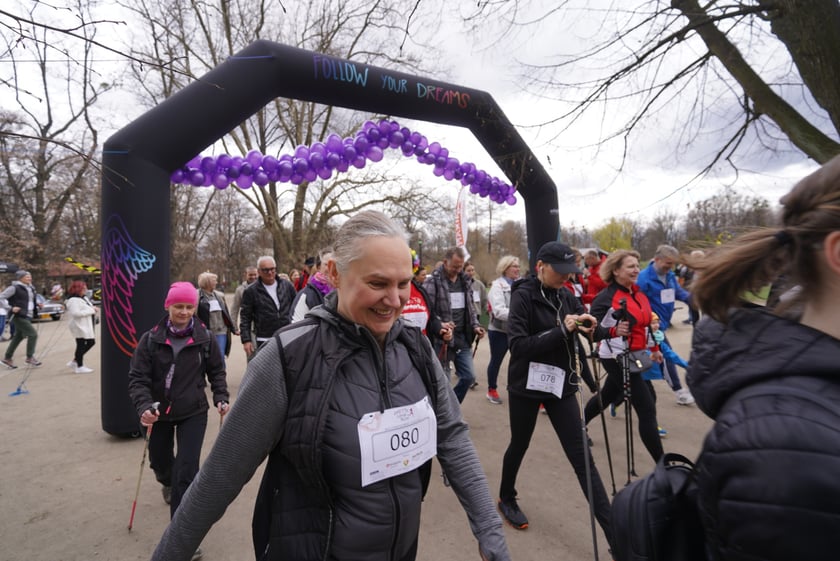 Uczestnicy ?Urodzinowego, charytatywnego biegu i marszu nordic walking dla Lenki? w parku Południowym